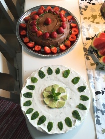 På kvällen åkte jag med pappa hem för att börja förbereda inför mitt examensfirande med släkt och vänner på söndagen. Jag gjorde bl a dessa två tårtor, en mojito-cheesecake och en chokladtårta, som båda blev mycket goda 👌